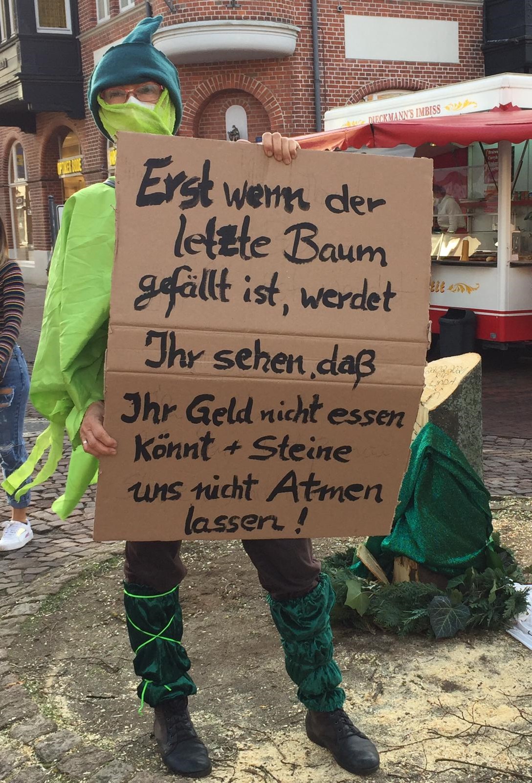 „Zu fällen einen schönen Baum, braucht’s eine halbe Stunde kaum. Zu